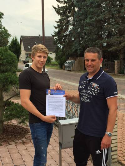 Lars Wedekind verteilt den Erstw�hlerbrief - wie hier in Eime - auch pers�nlich an die jungen Erstw�hler f�r die Kommunalwahl am 11.09.2016.