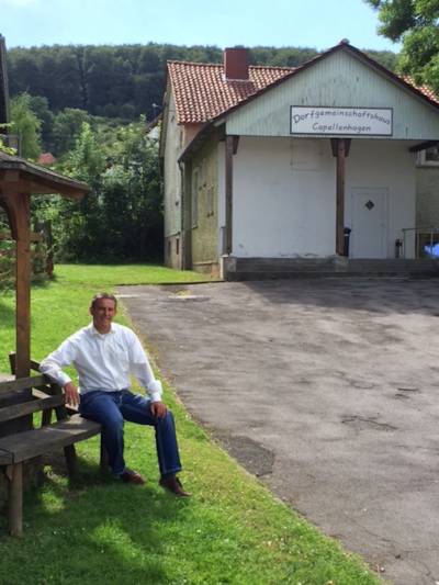 Lars Wedekind am 15.07.2016 auf seiner Sommertour - Wandern mit Wedekind in Cappellenhagen vor dem Dorfgemeinschaftshaus. 