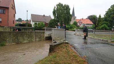 Auf der Tour Wandern mit Wedekind ist Lars Wedekind Augenzeuge eines Hochwassereinsatzes der Feuerwehr Barfelde, als die Despe kurzzeitig fast zu einem Leinearm anwuchs. Schlimmeres wurde aber zum Gl�ck verhindert - 22.07.2016. 