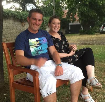 Trotz heftigen Regenschauern kamen interessierte Eimer B�rgerinnen und B�rger zu Lars Wedekind auf seine Ideenbank - hier am 22.07.2016 Unter den Linden in Eime. 