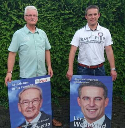 G�nter Schulze und Lars Wedekind pr�sentieren die frisch eingetroffenen Wahlplakate - 25.07.2016.