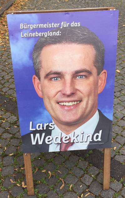 Erster Einsatz der frisch eingetroffenen Wahlplakate auf dem Marktplatz in Gronau am 29.07.2016 auf der Sommertour - Wandern mit Wedekind. 
