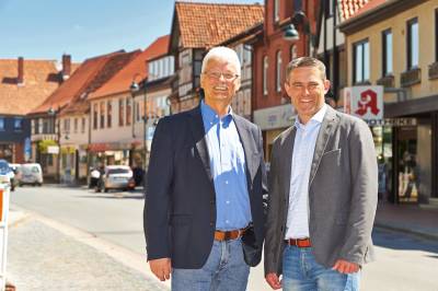 Samtgemeindeb�rgermeister f�r ALLE Orte in der zuk�nftigen Samtgemeinde Leinebergland. Hier mit G�nter Schulze an der Hauptstra�e in Gronau (Leine). 