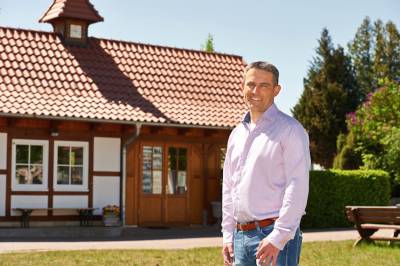 Samtgemeindeb�rgermeister f�r ALLE Orte in der zuk�nftigen Samtgemeinde Leinebergland. Hier vor dem Backhaus in Eime. 