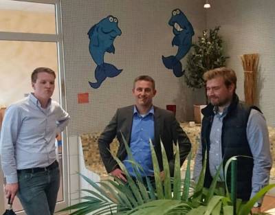 In der Duinger Pottlandsaune verschafft sich Lars Wedekind zusammen mit den Kandidaten einen �berblick des dortigen Angebotes. 