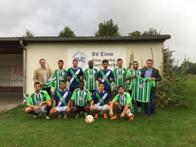 Neue Trikots f�r den SV Eime vom VfL Wolfsburg. Lars Wedekind vom Runden Tisch Asyl Gronau �berreicht die neuen Trikots am 12.08.2016 in Eime. 