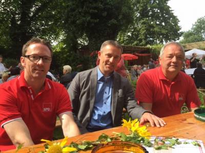 Fr�hschoppen der SPD Eime am 14.08.2016 im Gartenrestaurant Heuer - hier in der Mitte zwischen den beiden B�rgermeistern von Eime - Volker Senftleben (links - stellvertretender BGM) und Hartmut Fischer (rechts - BGM). 