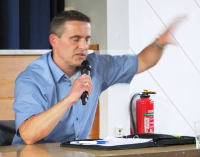 Klares JA zur Sonnenbergschule in Eime - Lars Wedekind am 23.08.2016 in der Podiumsdiskussion in Eime. 