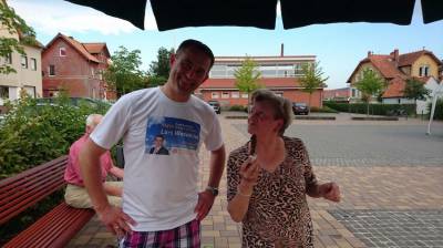 Der Kontakt zu den Duinger B�rgerinnen und B�rgern war sehr gut am Samstag Abend - wie das Bild hier mit der �lteren Dame zeigt !