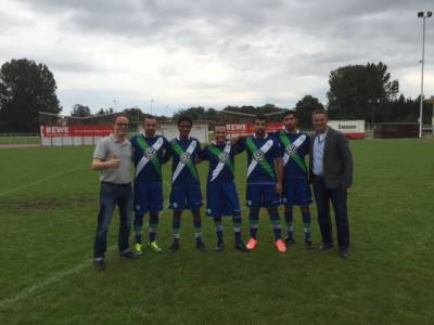 Zusammen mit Gerrit Urbanke vom VfL Wolfsburg �bergibt Lars Wedekind den neuen Spielern des TSV Gronau die Trikots des VfL Wolfsburg beim Training am Dienstag Abend den 02.08.2016. 