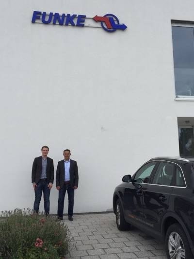 Besuch bei der Firma Funke in Gronau (Leine) am 03.08.2016 - hier mit Jan-Christoph Funke vor dem Eingangsbereich des Unternehmens. 