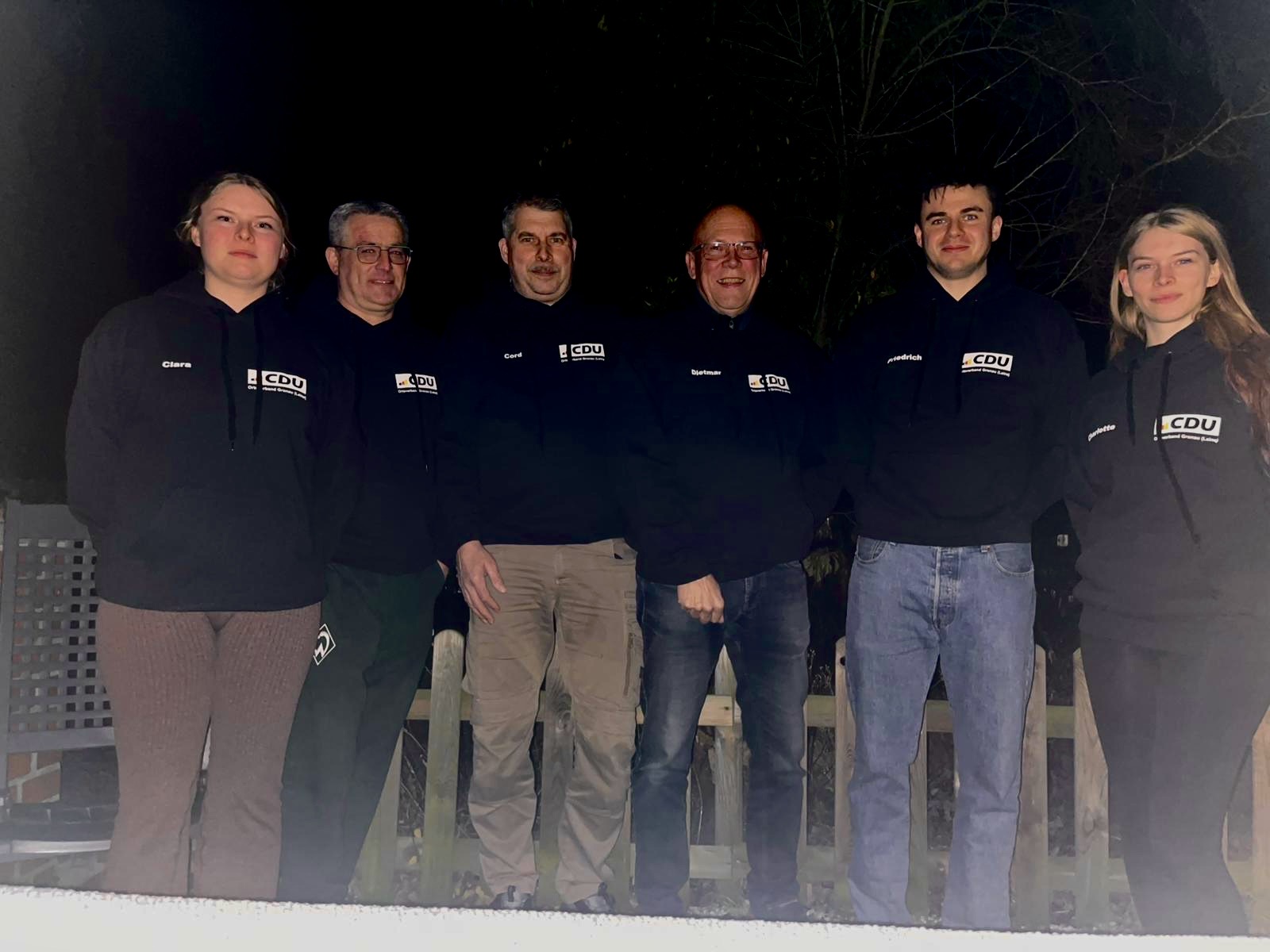 Clara Tenne, Lars Wedekind, Cord Tenne, Dietmar Zimmer, Friedrich Wettberg und Charlotte Tenne mit den neuen Hoodys am Montagabend auf der Vorstandssitzung. 