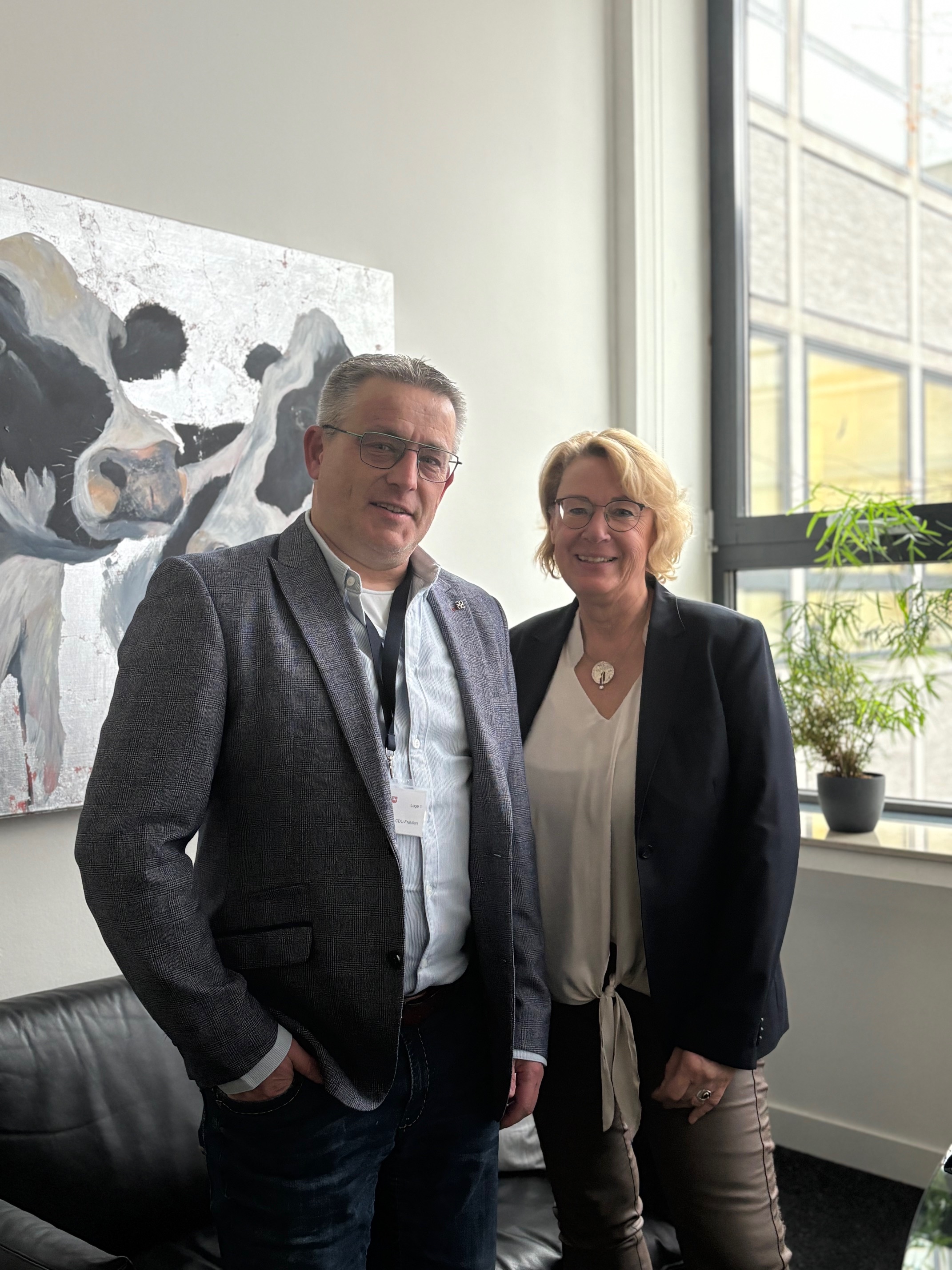 Lars Wedekind im Austausch mit Frau MdL Barbara Otte-Kinast am 17.12.2025 im Landtag in Hannover. 