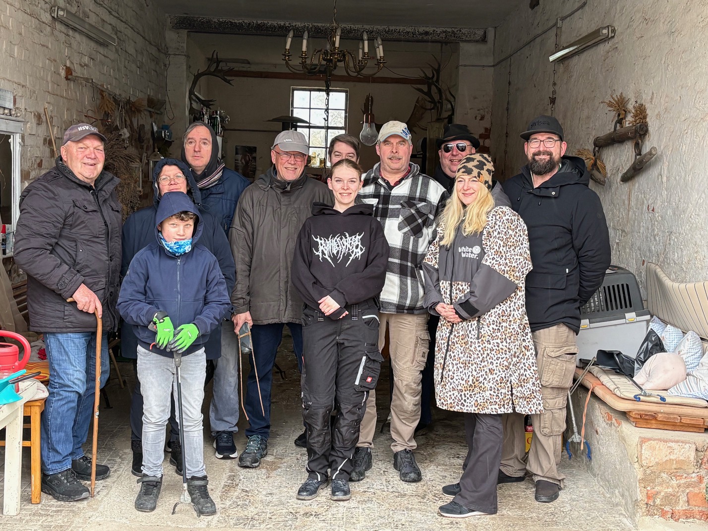 12 freiwillige Helfer fanden sich am Samstag Vormittag auf dem Hof Tenne zum M�ll einsammeln ein.