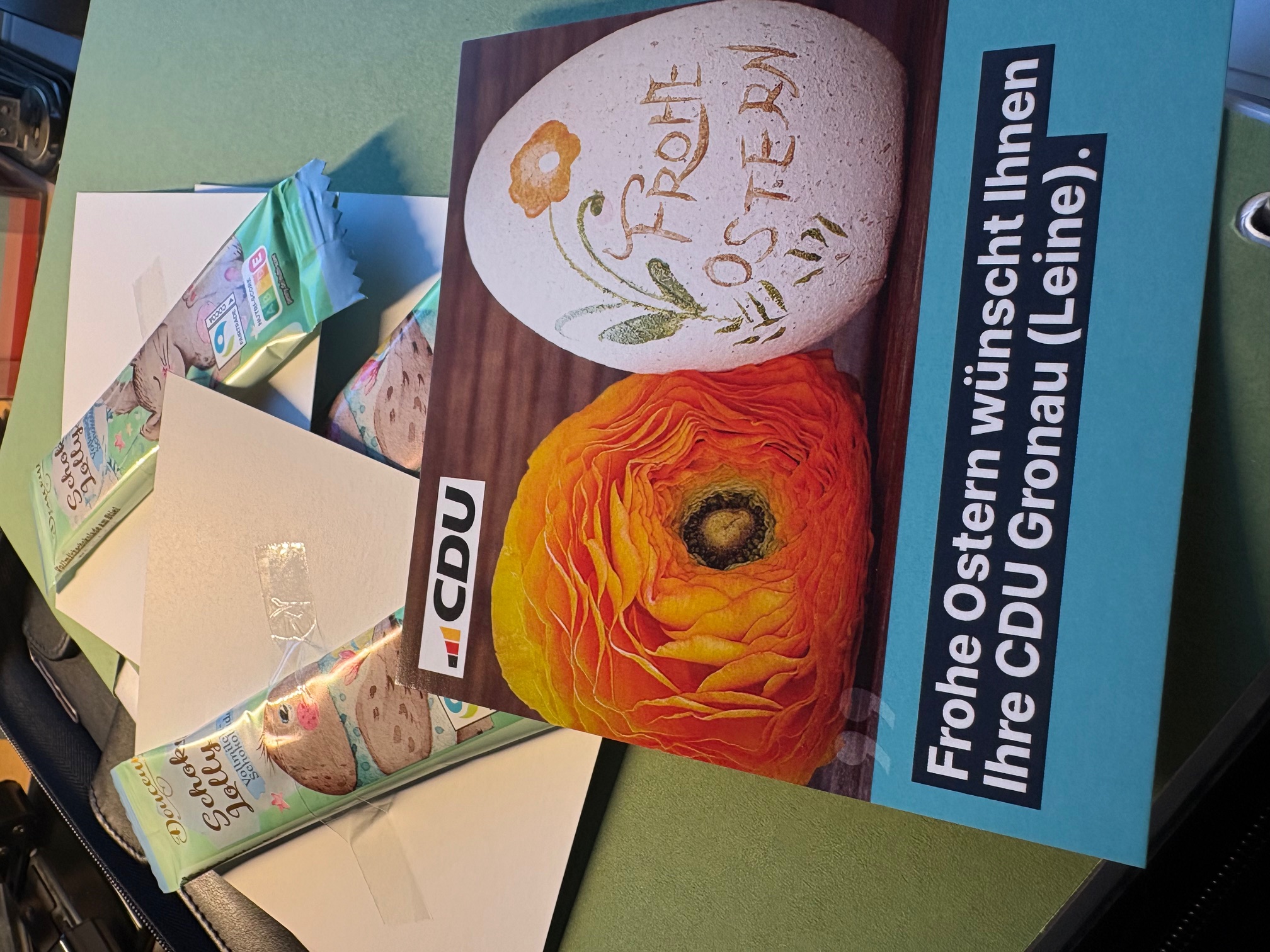 Der Vorstand des CDU-Ortsverabndes Gronau (Leine) hat am Montag Abend die Gru�karten f�r Gr�ndonnerstag vorbereitet. 