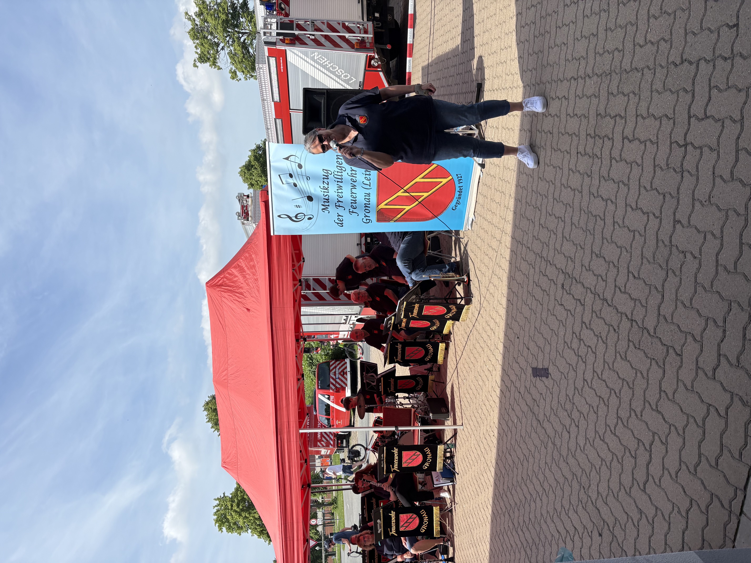Inge Hahn vom Musikzug der Freiwilligen Feuerwehr Gronau (Leine) begr��te alle G�ste zum ersten Pfingstkonzert des Musikzuges. 