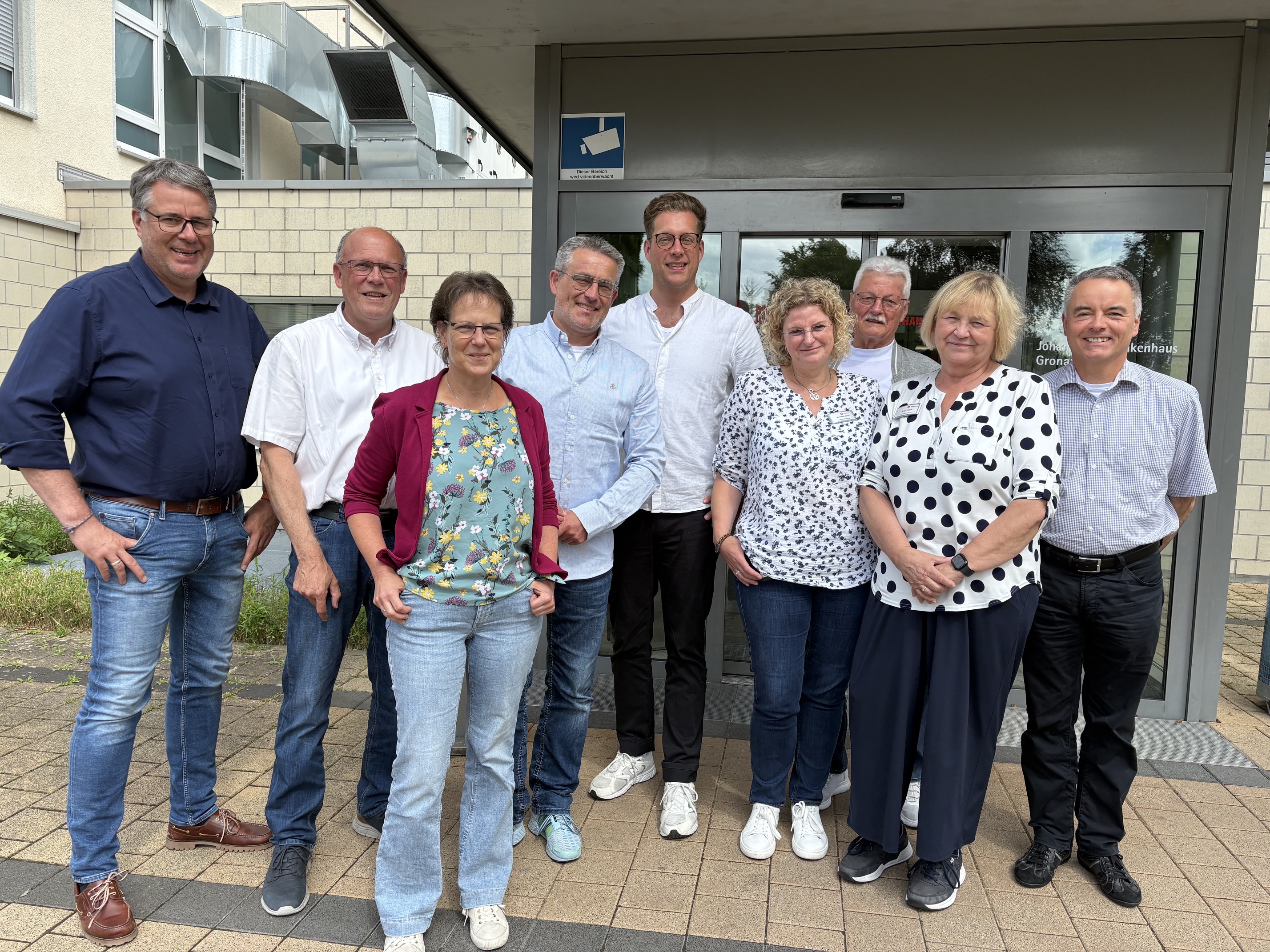 Von links nach rechts:

Alexander Thamm, Dietmar Zimmer, Sonja Behnke, Lars Wedekind (alle CDU), Christopher Gedeon (parteiloser LR-Kandidat f�r die CDU), Susanne K�hle, G�nter Schulze, Birgit T�ben und Jens Siedentop (Johanniter Krankenhaus). 