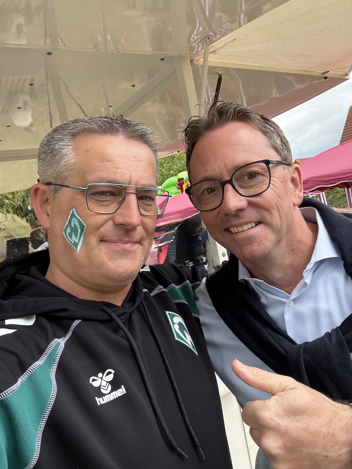 Lars Wedekind (links im Bild - CDU) zu Gast bei der SPD in Eime - hier mit Volker Senftleben (rechts im Bild - SPD).  