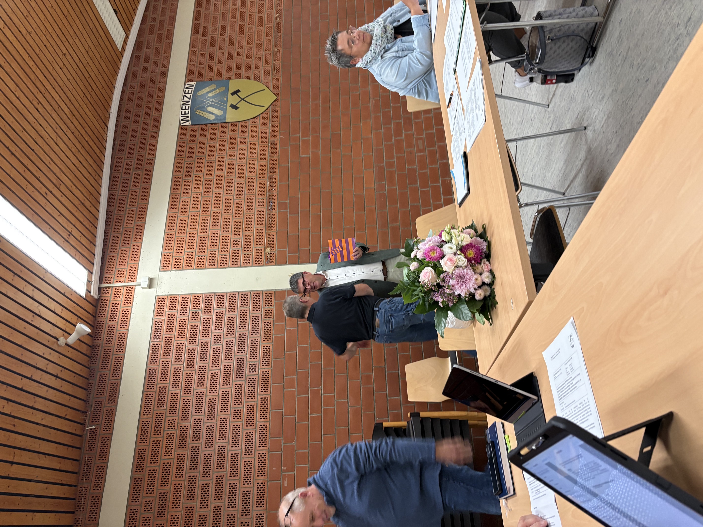 Fraktionsvorsitzender Martin Mundhenke gratuliert dem frisch gew�hlten Thomas Oelker zum neuen Amt - ab 01.11.2026 ! 