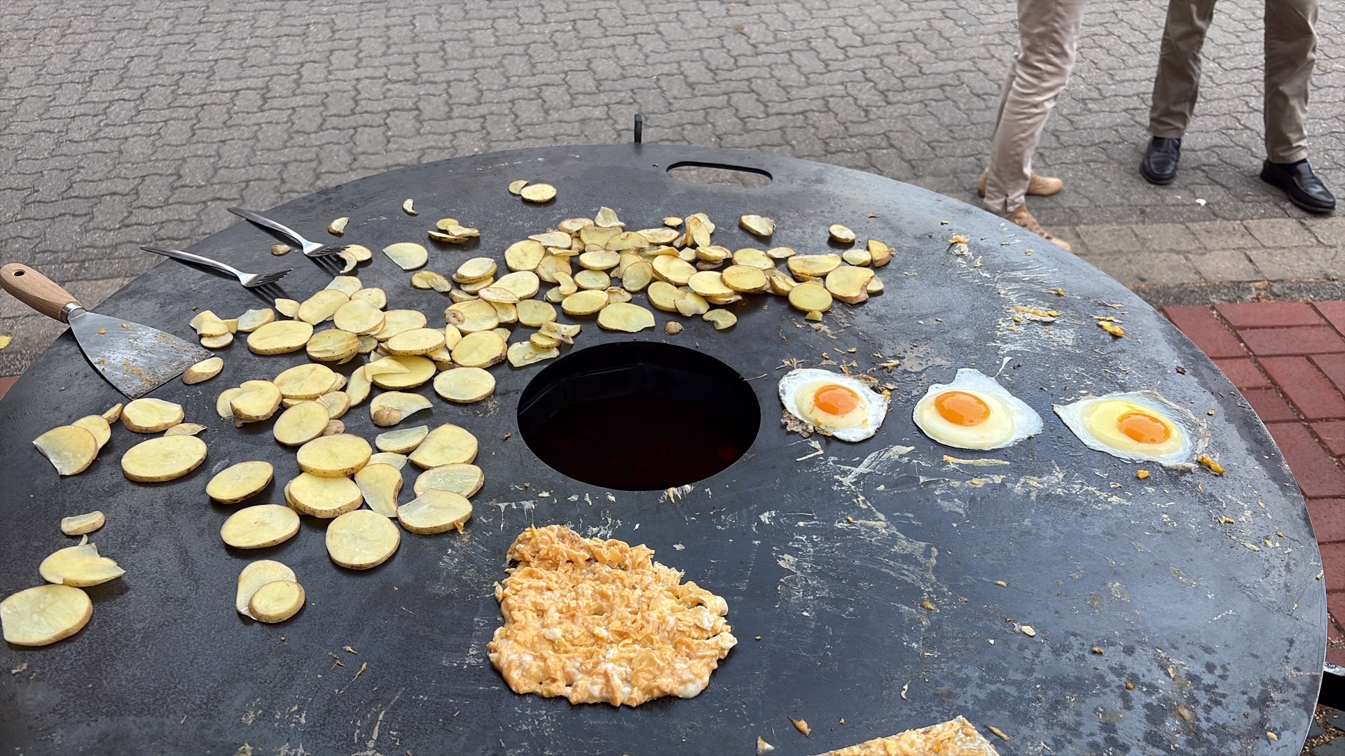 Ab 17.00 Uhr war die Feuertonne on Fire und die G�ste konnten Kartoffelscheiben, Spiegeleier und R�hrei mit Quark f�r je 1,00 � pro Porton erwerben. 